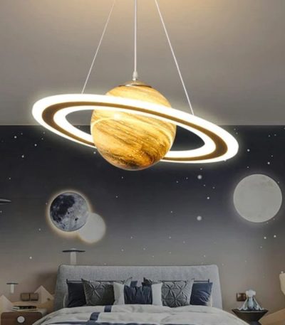 Hängande lampa som visar en planet med lysande ringar, idealisk för rymninspirerad inredning.