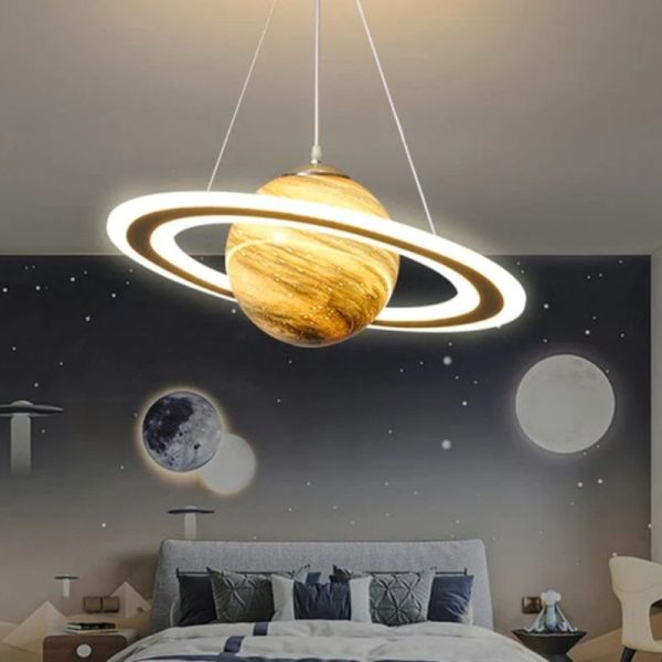 Hängande lampa som visar en planet med lysande ringar, idealisk för rymninspirerad inredning.