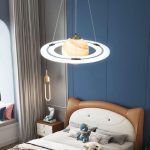 Designad taklampa inspirerad av astronomi med en lysande glob och orbitala ringar, perfekt för modern och vetenskaplig inredning i ett sovrum eller vardagsrum.