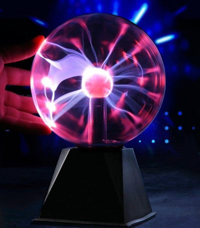 Färgglad plasma-lampa med synliga elektriska urladdningar inuti, som skapar en fängslande och modern visuell effekt. Perfekt för vetenskaplig inredning eller som ett innovativt samlarobjekt.