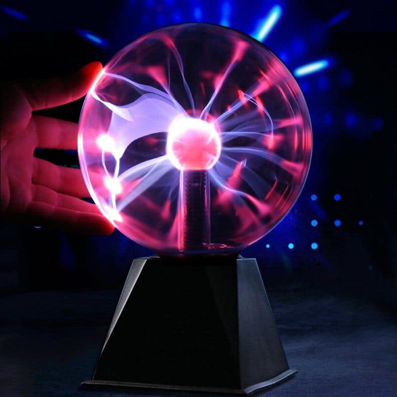 Färgglad plasma-lampa med synliga elektriska urladdningar inuti, som skapar en fängslande och modern visuell effekt. Perfekt för vetenskaplig inredning eller som ett innovativt samlarobjekt.
