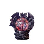 Svart drakfigur med röd kristallkula, mystisk och fantastisk dekoration för samling eller inredning.