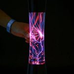 Skrivbordslampa med ljuseffekter av elektriska blixtar, modern och vetenskaplig design, idealisk för inredning eller en innovativ arbetsyta.