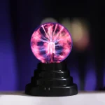 Synlig elektrisk urladdning med lila och rosa ljuseffekter, som illustrerar ett fascinerande vetenskapligt fenomen.