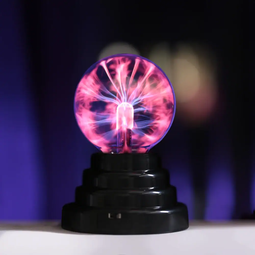 Synlig elektrisk urladdning med lila och rosa ljuseffekter, som illustrerar ett fascinerande vetenskapligt fenomen.