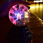Elektrisk plasma-kula med ljuseffekter, perfekt för vetenskaplig och pedagogisk inredning. Ger en modern och fascinerande touch till alla inomhus- eller utomhusutrymmen.