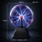 Giant plasma-lampa med färgglada elektriska blixtar inuti.