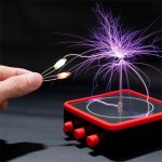 Elektrisk spole som genererar lila gnistor, som illustrerar ett spektakulärt elektriskt fenomen. Perfekt för vetenskaplig eller utbildande dekoration, denna visuella upplevelse imponerar.