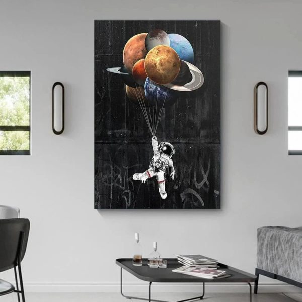 Konstnärlig illustration av en astronaut svävande med färgglada planeter som ballonger i en stadsbild.