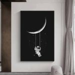 Affisch av astronaut som hänger vid månen, modern väggdekoration med illustration av en astronaut i rymden, idealisk för inspirerande och kosmisk inredning.