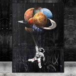 Astronaut som svävar med en ballong av planeter från solsystemet, som illustrerar rymdutforskning och fascination för universum.