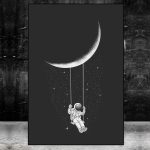 Bild av en illustration av en astronaut hängande vid en måne, i en svartvit stjärnig himmel.