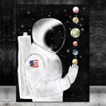 Illustration av en astronaut i rymddräkt som håller planeter i rymden, med en stjärnig bakgrund, som representerar utforskningen av universum och vetenskapen.