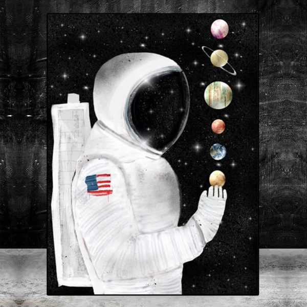 Illustration av en astronaut i rymddräkt som håller planeter i rymden, med en stjärnig bakgrund, som representerar utforskningen av universum och vetenskapen.