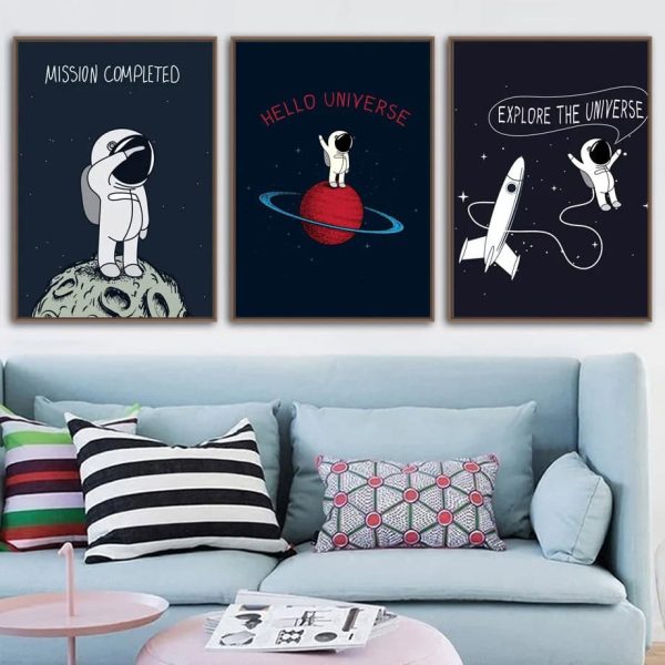 Väggdekoration med illustrationer av astronauter och rymdutforskning för barnrum, som inspirerar nyfikenhet och fantasi om universum.