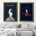 Två väggaffischer med illustrationer av astronauter i rymden, en med "Mission Completed" och den andra med "Hello Universe", perfekta för vetenskaplig inredning.