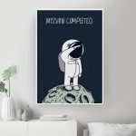 Illustration av en astronaut i rymddräkt på månens yta med texten "Mission accomplished" högst upp, i en minimalistisk och modern grafisk stil.