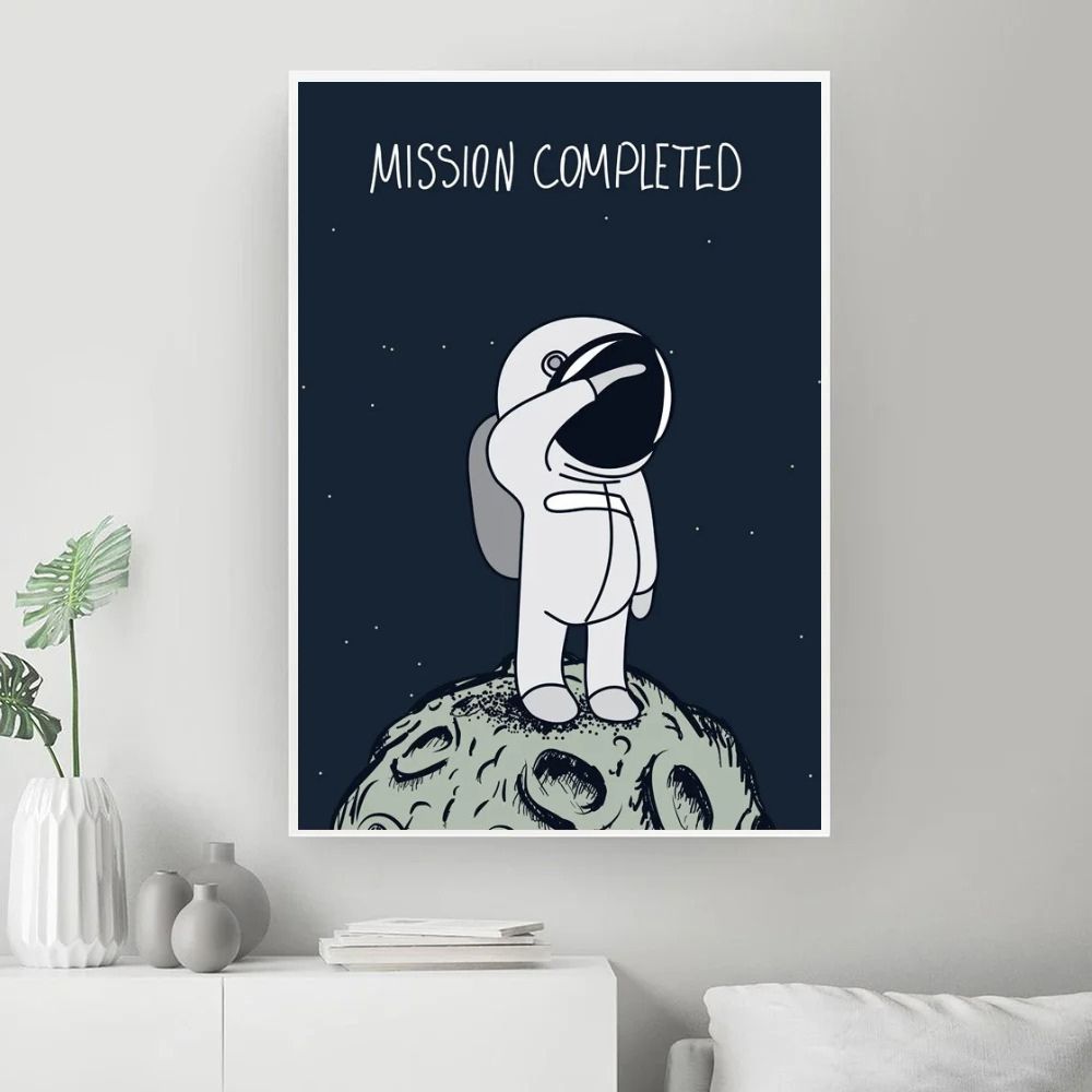 Illustration av en astronaut i rymddräkt på månens yta med texten "Mission accomplished" högst upp, i en minimalistisk och modern grafisk stil.
