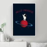 Vignett av rymden med en astronaut stående på en röd planet omgiven av ringar, med texten "Hello Universe" högst upp, i en stjärnig bakgrund.