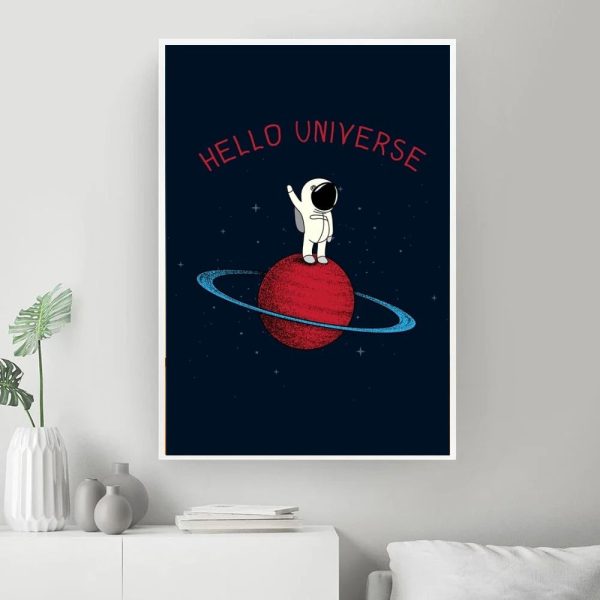 Vignett av rymden med en astronaut stående på en röd planet omgiven av ringar, med texten "Hello Universe" högst upp, i en stjärnig bakgrund.