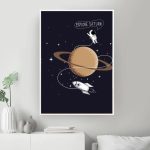 Illustration av en astronaut som svävar i rymden med Saturnus och en raket, åtföljd av texten "Explore Saturn".