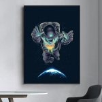 En astronaut som svävar i rymden med jorden i bakgrunden, som illustrerar rymdutforskning och vetenskap.