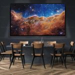 Galaxskärm i ett mötesrum, vetenskaplig dekoration, kosmiskt dekorationsobjekt, visning av rymdbilder, modern och inspirerande atmosfär.