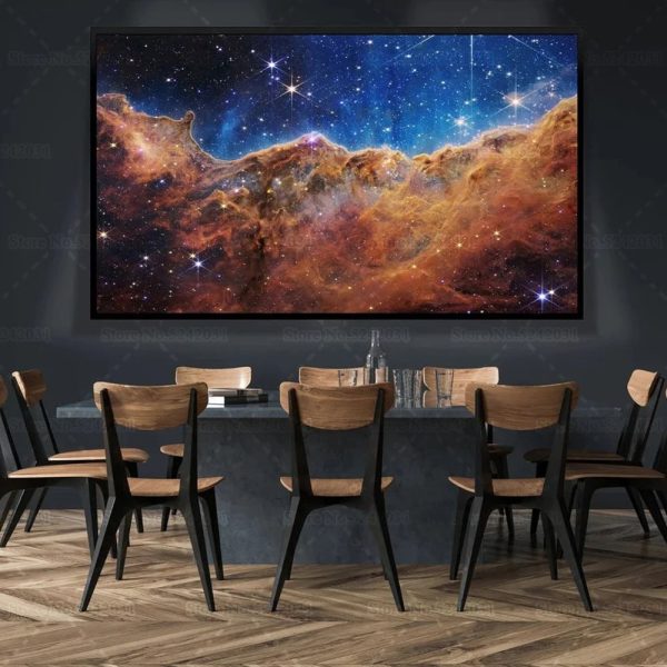 Galaxskärm i ett mötesrum, vetenskaplig dekoration, kosmiskt dekorationsobjekt, visning av rymdbilder, modern och inspirerande atmosfär.