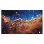 Färgglad och stjärnfull nebulosa i universum, som illustrerar den mystiska skönheten av rymden med gas- och dammoln.