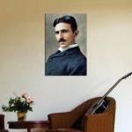Porträtt av Einstein med gitarr i en vintage salong, klassisk inredning med tavla och blommor, varm och konstnärlig atmosfär.