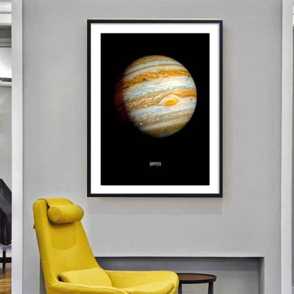 Affisch av Jupiter, den största planeten i solsystemet, med detaljer om dess färgband och den stora röda fläcken, inramad i modern stil.