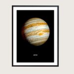 Affisch som representerar planeten Jupiter med sina färgband och den stora röda fläcken, idealisk för vetenskaplig dekoration eller ett utbildningsutrymme.