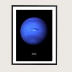 Illustration av planeten Neptunus med sina karakteristiska blå nyanser, visad i en svart ram på svart bakgrund, som framhäver dess planetära detaljer.