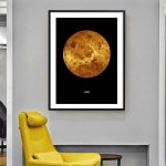 Konstnärlig affisch som representerar planeten Venus, med en detaljerad bild av månen i gyllene nyanser på svart bakgrund, inramad för inredning.