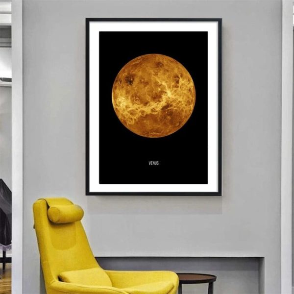 Konstnärlig affisch som representerar planeten Venus, med en detaljerad bild av månen i gyllene nyanser på svart bakgrund, inramad för inredning.