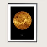 Väggpanel som representerar planeten Venus med detaljerad textur och en varm orange nyans, idealisk för vetenskaplig dekoration eller för astronomi-entusiaster.