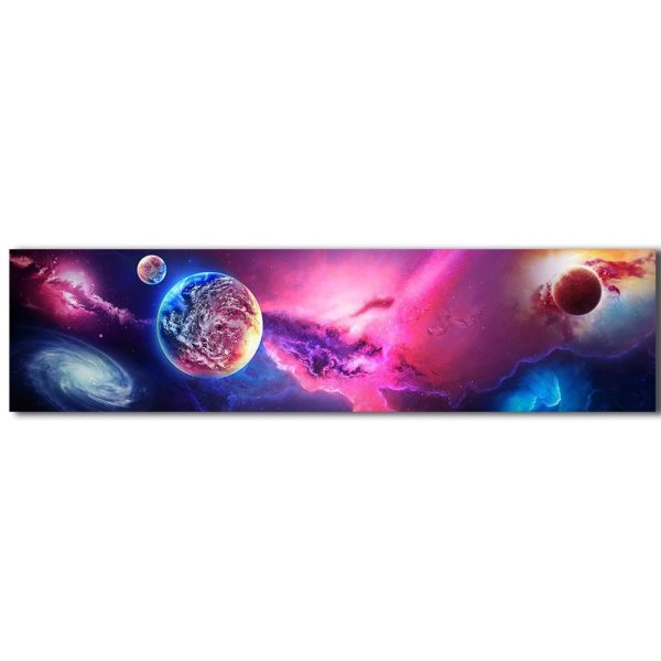 Planeter och färgglada nebulosor i den kosmiska rymden, som illustrerar universums skönhet med vibrerande färger och varierande himlakroppar.
