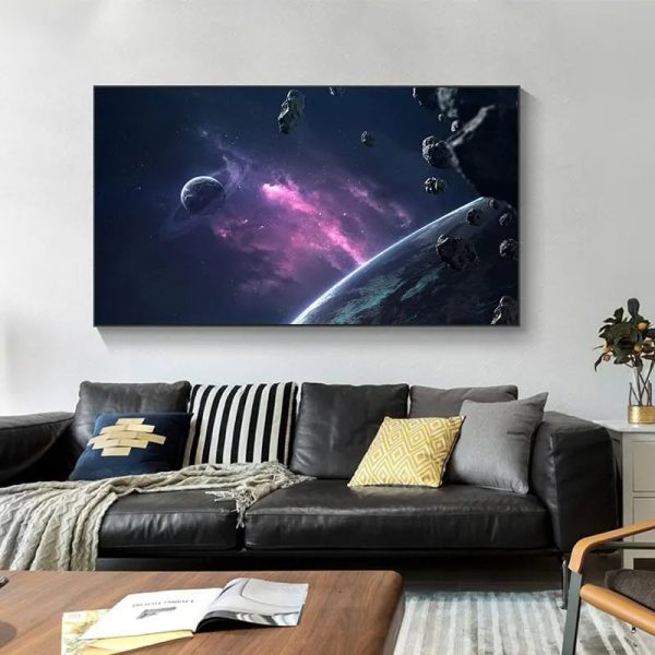 Stort konstverk som föreställer en rymdscen med planeter, asteroider och en nebulosa, perfekt för att dekorera en samtida inredning och ge en touch av universum till ditt utrymme.