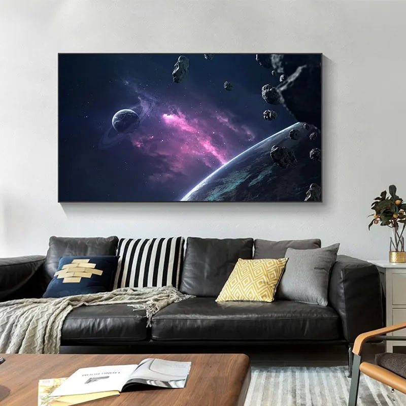Stort konstverk som föreställer en rymdscen med planeter, asteroider och en nebulosa, perfekt för att dekorera en samtida inredning och ge en touch av universum till ditt utrymme.