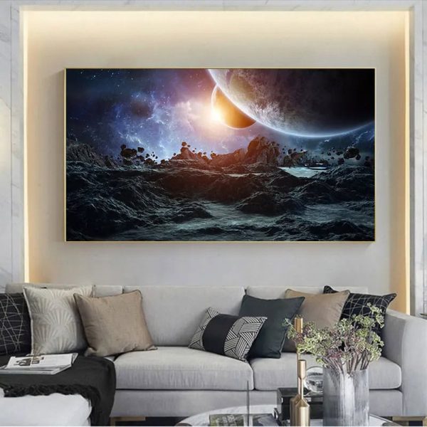 Konstnärlig väggpanel som föreställer en rymdscen med planeter, stjärnor och ett månlandskap, perfekt för inredning inspirerad av universum.