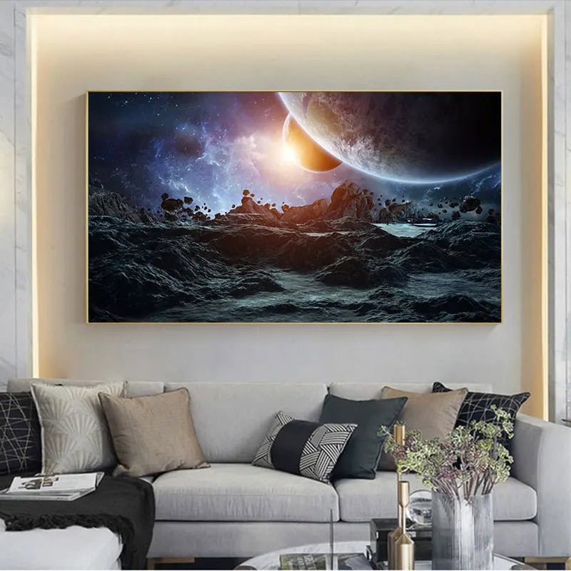 Konstnärlig väggpanel som föreställer en rymdscen med planeter, stjärnor och ett månlandskap, perfekt för inredning inspirerad av universum.