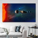 Väggdekoration som föreställer solsystemet med planeter och stjärnor i en kosmisk stil. Perfekt för en vetenskaplig och pedagogisk atmosfär i ditt hem.