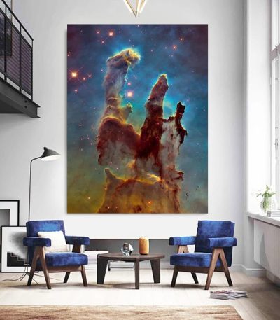 Bild av en färgglad nebulosa i rymden, med spektakulära former och lysande stjärnor, idealisk för vetenskaplig dekoration.