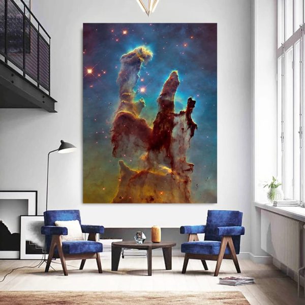 Bild av en färgglad nebulosa i rymden, med spektakulära former och lysande stjärnor, idealisk för vetenskaplig dekoration.