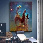 Bild av en färgglad nebulosa i rymden, med klippformationer och lysande stjärnor, utställd i ett modernt rum.