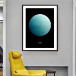 Konstnärlig affisch som representerar planeten Uranus med svart bakgrund, inramad i svart, idealisk för vetenskaplig dekoration eller för astronomi-entusiaster.