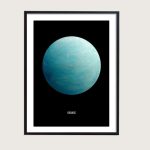 Planet Uranus representerad i en konstnärlig stil med svart bakgrund, som framhäver dess distinkta blågröna färg. Perfekt för vetenskaplig dekoration eller för astronomi-entusiaster.