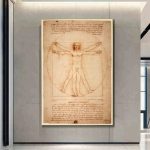 Illustration av Vitruviusmannen av Leonardo da Vinci, som visar de ideala proportionerna av den mänskliga kroppen i en gammaldags teckningsstil, utställd i ett modernt museum.