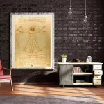 Reproduktion av Vitruviusmannen av Leonardo da Vinci, som illustrerar de ideala proportionerna av den mänskliga kroppen, inramad i en modern inredning med svarta tegelväggar.