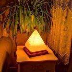 Pyramidformad lampa i naturlig sten, mjukt och dekorativt ljus för elegant inredning.